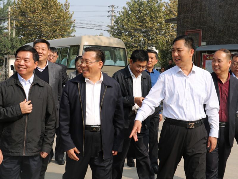 省工商聯黨組書記李德才、市政協副主席工商聯主席侯合柱、市委統 戰部副部長郭洪俠、龍安區委書記高勤科等一行到公司視察